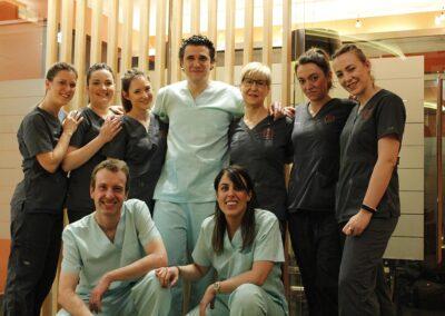 Equipo de dentistas , higienistas, auxiliares y personal de recepción en Clínica Saura en Zaragoza