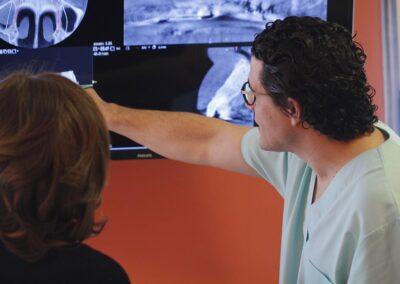 David Saura mostrando las radiografías a un paciente