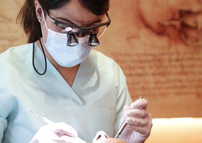 Intervención quirúrgica con la Doctora María Guerrero en Clínica dental Saura