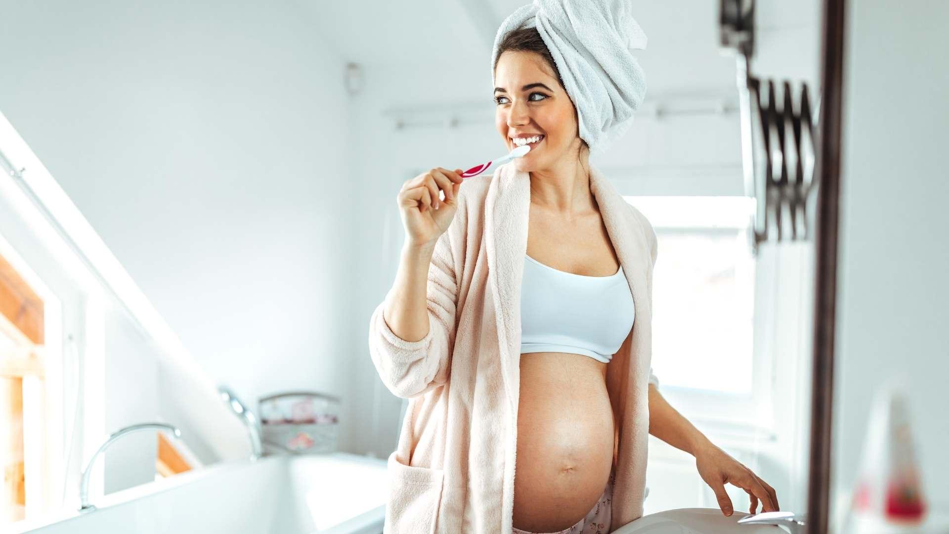 mujer embarazada cepillándose los dientes