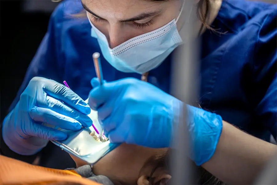 Doctora realizando cirugía periodontal