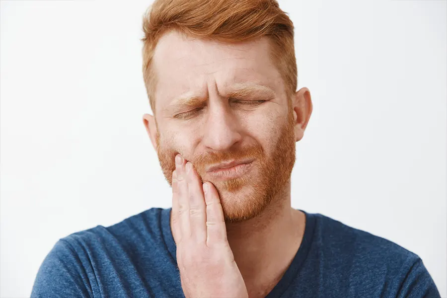 Hombre con sensibilidad dental y otros síntomas de enfermedad periodontal